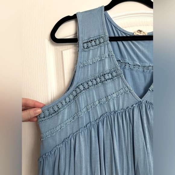 Blue lace detailed tank - Picture 3 of 5